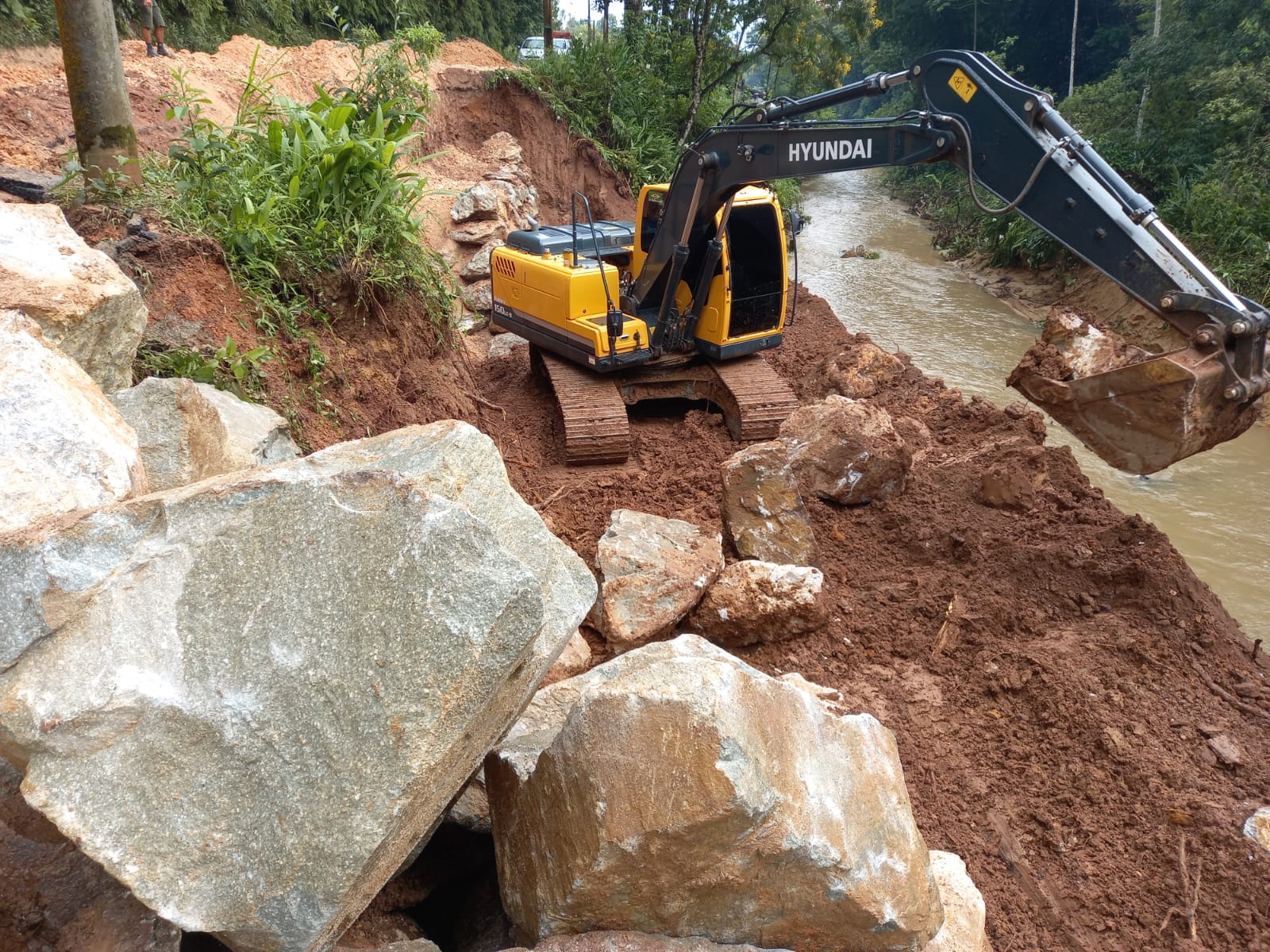 Secretaria de Obras trabalha de forma intensa na obra de enrocamento na Travessa Lagoa Dourada