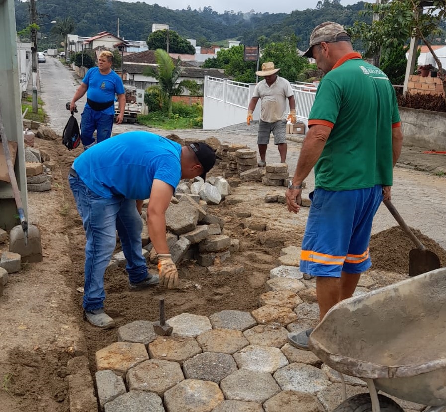 Secretaria de Obras realiza o conserto de calçamento em quatro diferentes bairros nesta segunda-feira (13)