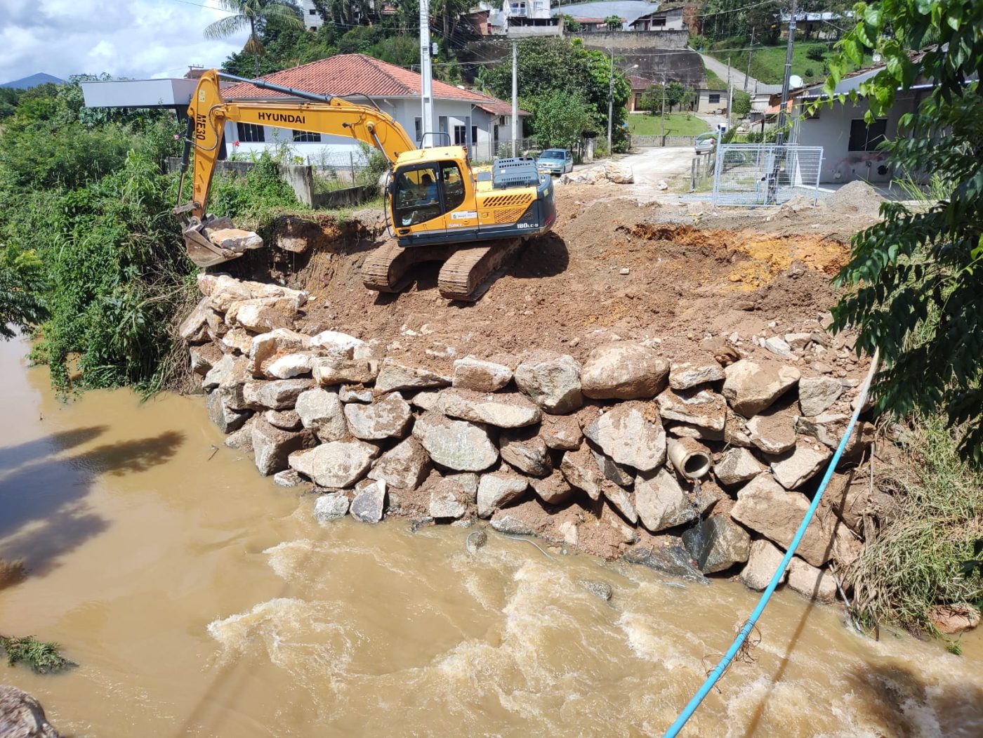 Secretaria de Obras conclui uma das cabeceiras da ponte de madeira na rua Ernesto Schroeder