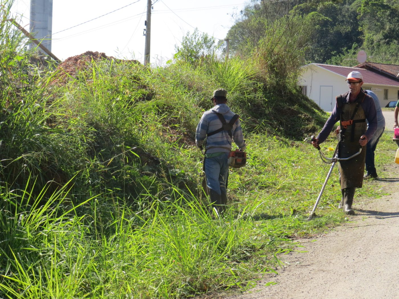 Secretaria de Obras realiza roçada das margens de ruas e calçadas