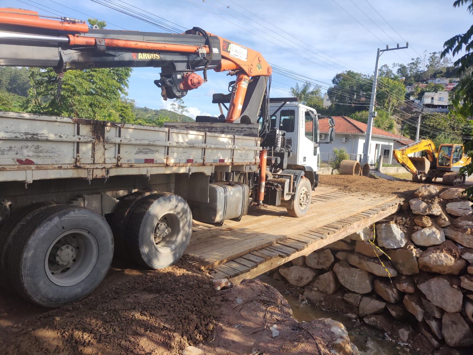 Secretaria de Obras conclui conserto e libera o trânsito na ponte de madeira na rua Ernesto Schroeder