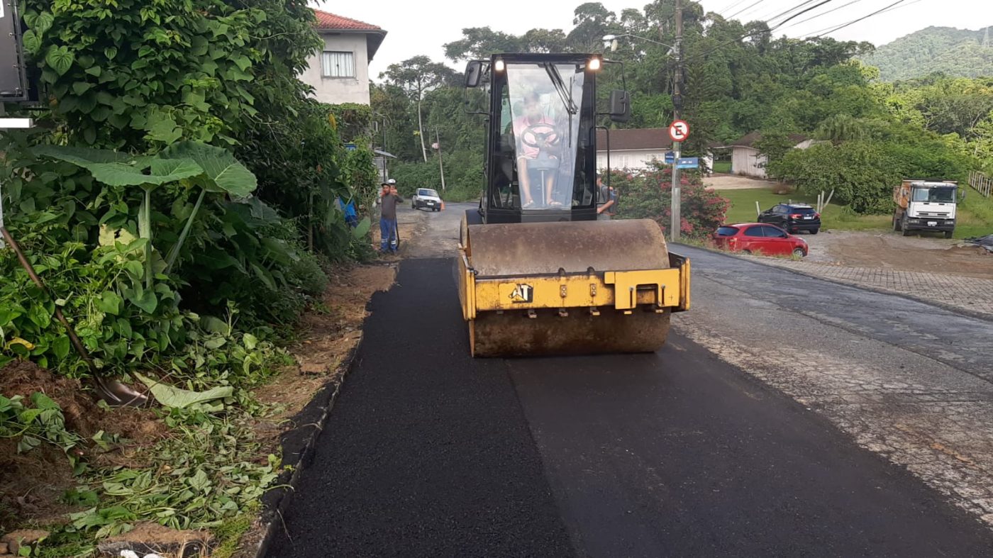 Serviço de tapa buracos ocorre em quatro bairros diferentes nesta quinta-feira (16)