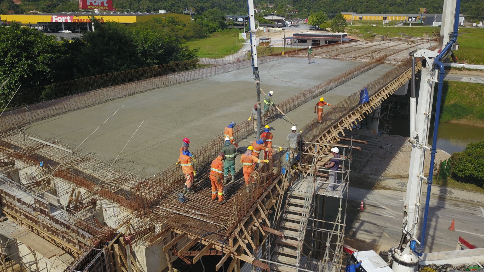 Ponte do Centro começa recebe a 1ª etapa de concretagem