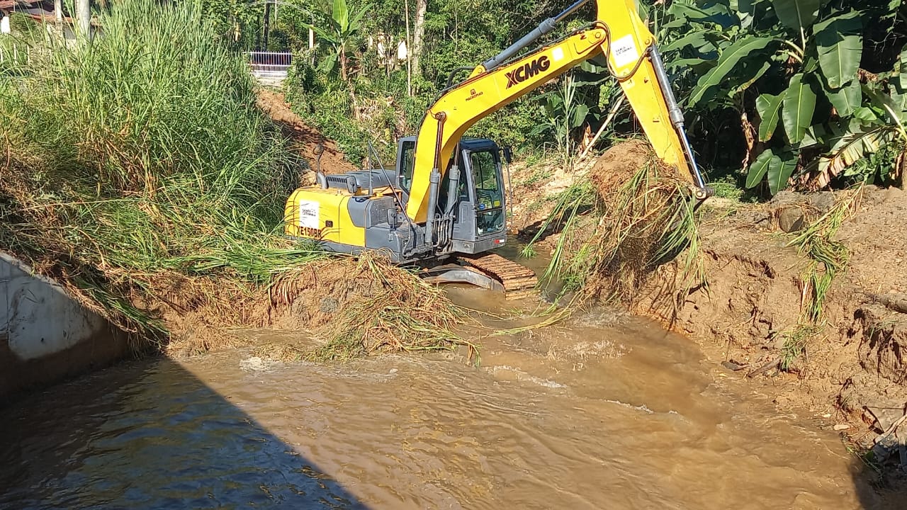 Secretaria de Obras realiza limpeza de galeria no bairro Cedro Grande