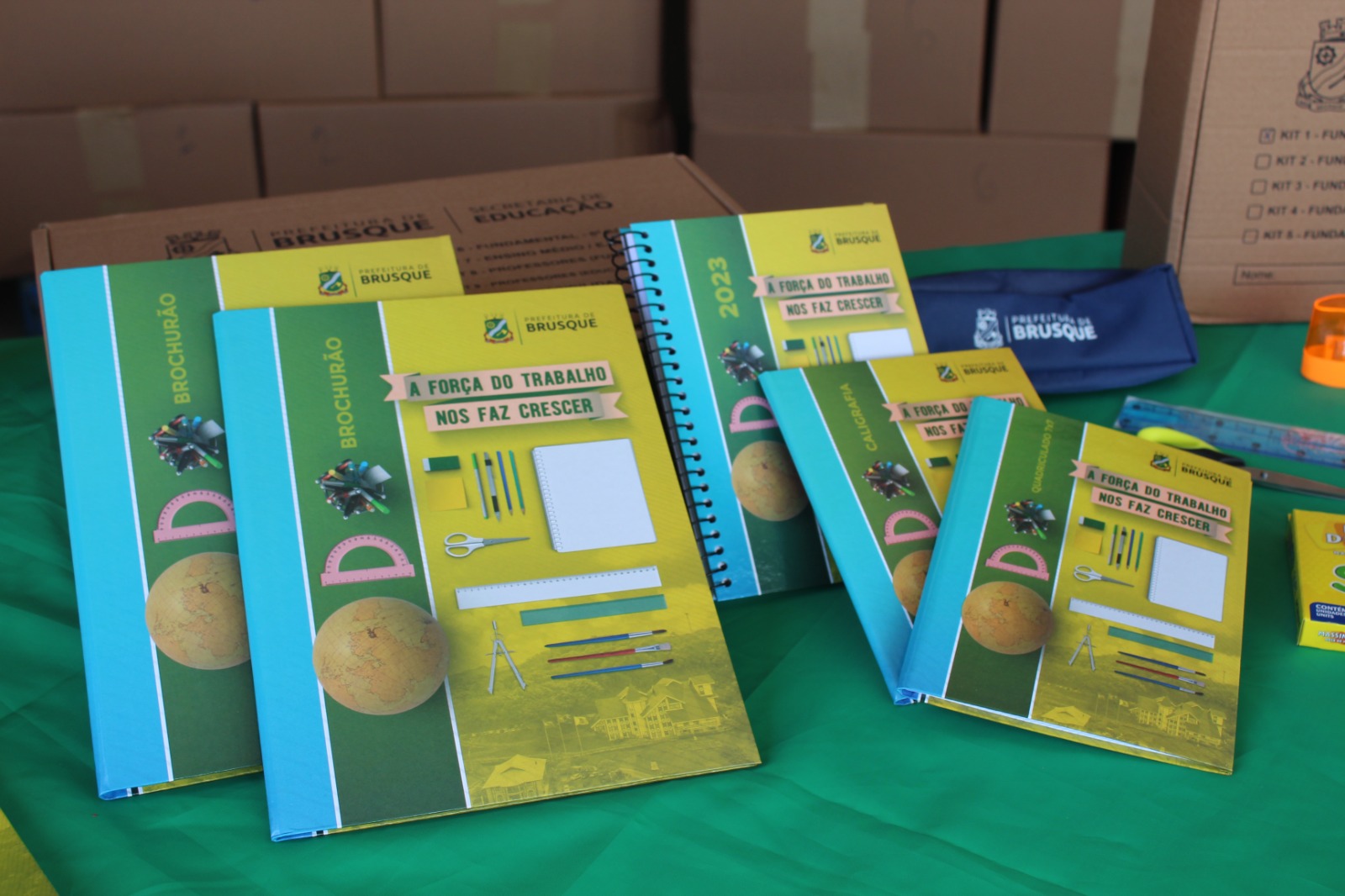 Educação entrega 8.800 kits de material escolar