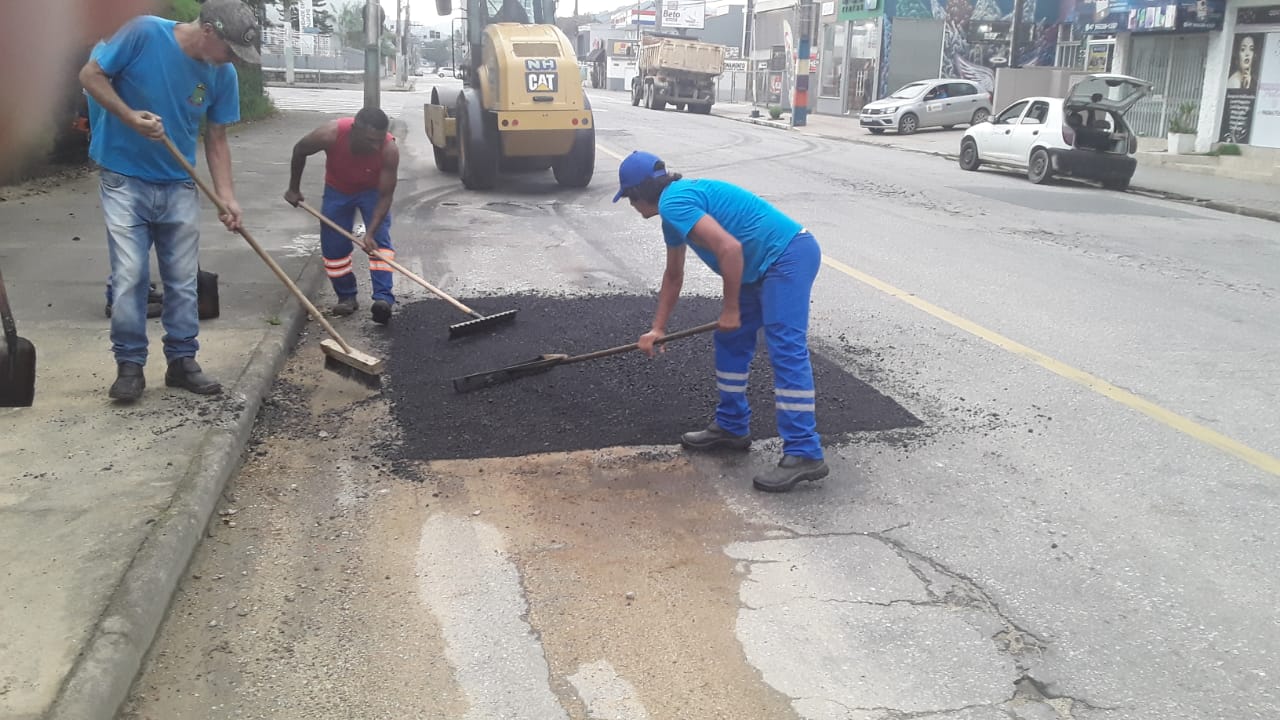 Secretaria de Obras realiza operação tapa buracos no final de semana