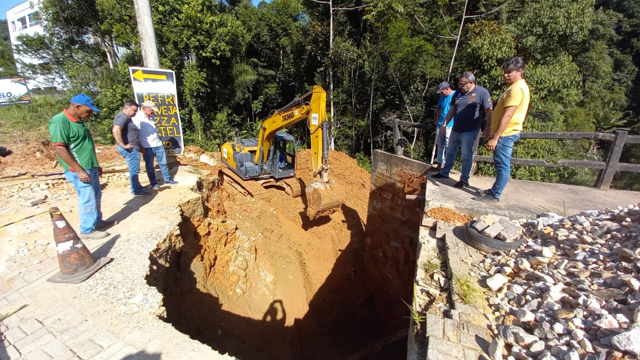 Secretaria de Obras finaliza reparo em uma das cabeceiras da ponte na rua Guilherme Kreidlow