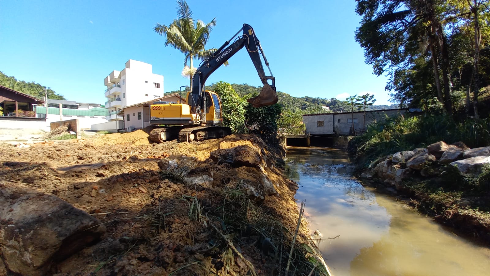 Secretaria de Obras realiza limpeza de valas nos bairros Volta Grande e São Pedro