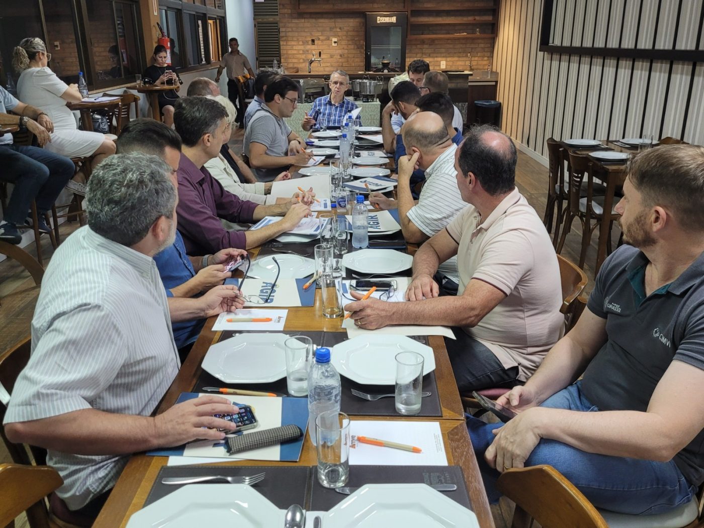 Prefeito Ari Vequi participa de reunião para discutir medidas de segurança nas escolas