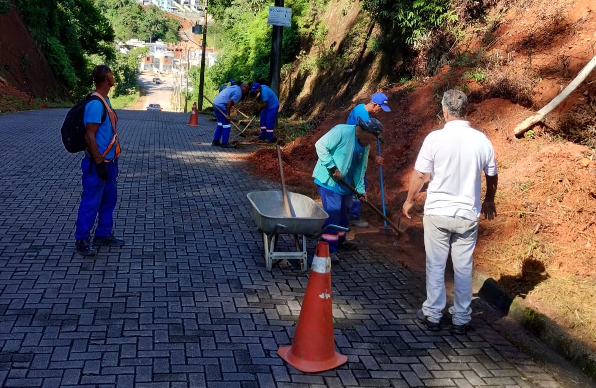 Limpeza e capinação são trabalhos constantes na Secretaria de Obras