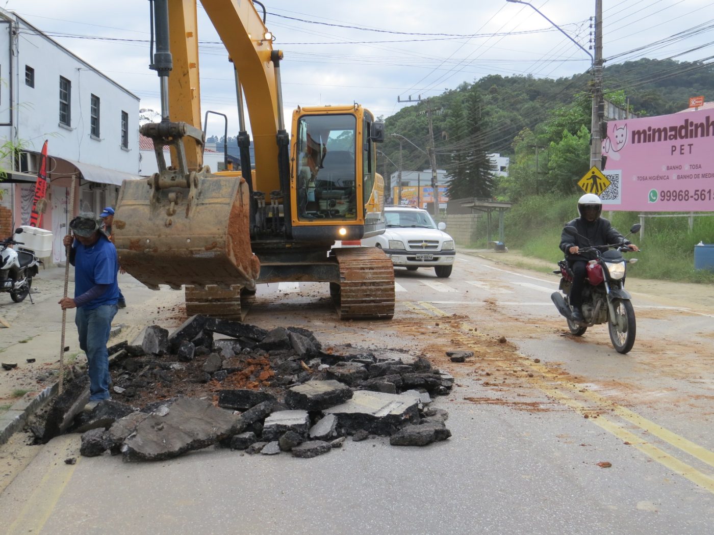 Secretaria de Obras executa drenagem na rua Florianópolis, no bairro Águas Claras