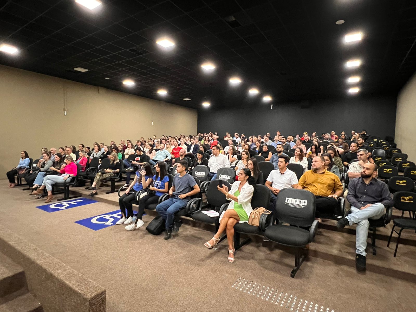 Capacita e Ação: palestra reúne diversas pessoas no auditório da Uniasselvi