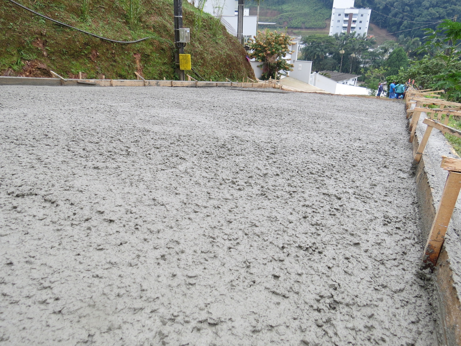 Secretaria de Obras inicia pavimentação com concreto na rua SP-011, no São Pedro