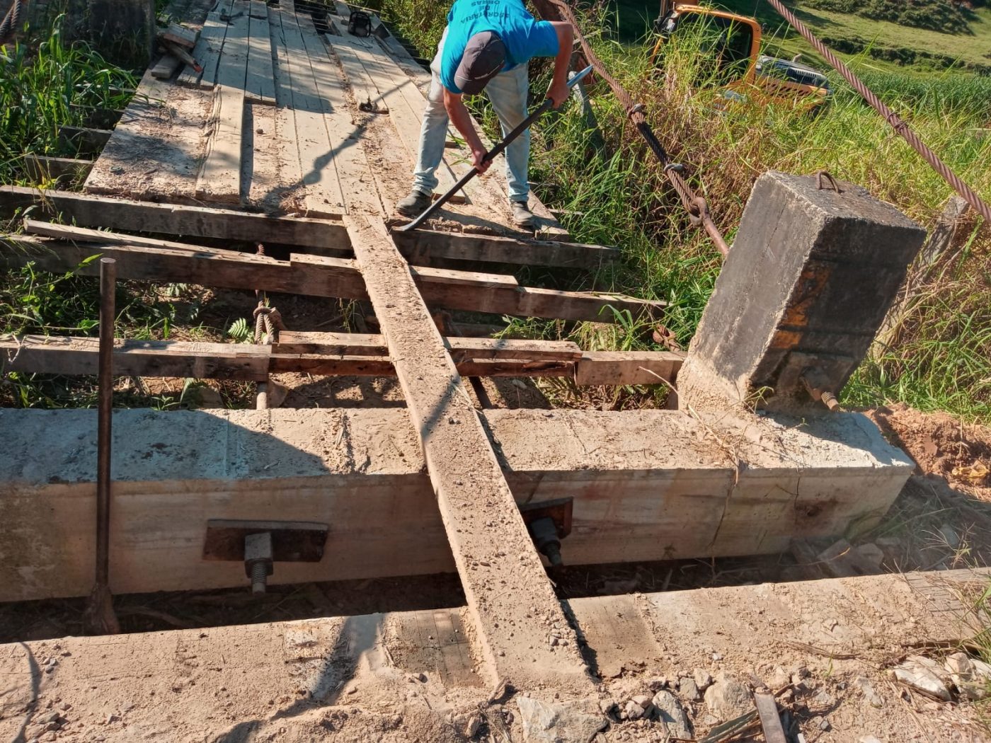 Secretaria de Obras inicia manutenção na ponte pênsil da Cristalina