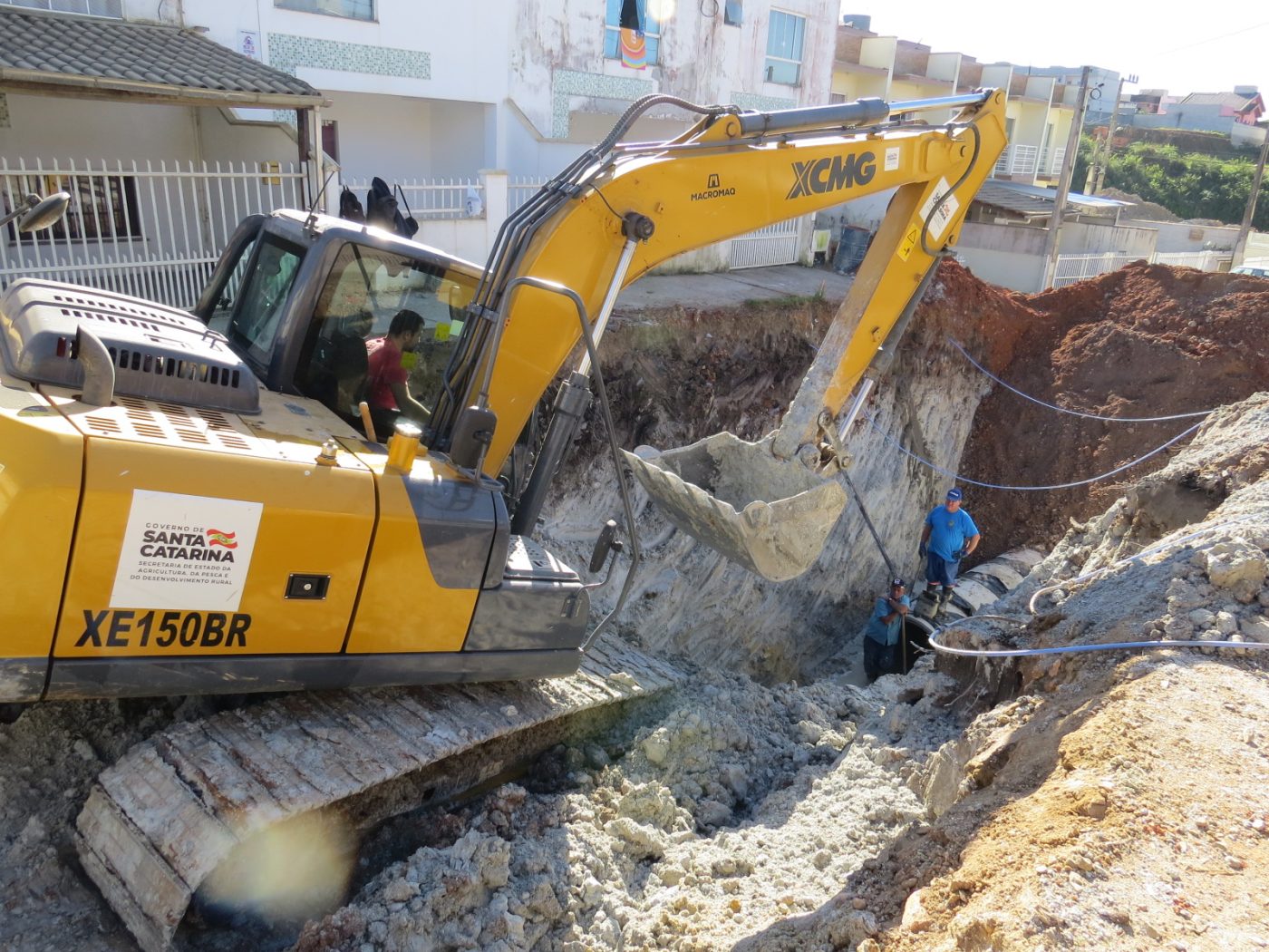 Secretaria de Obras avança nos trabalhos de drenagem da rua Gilberto Hassmann