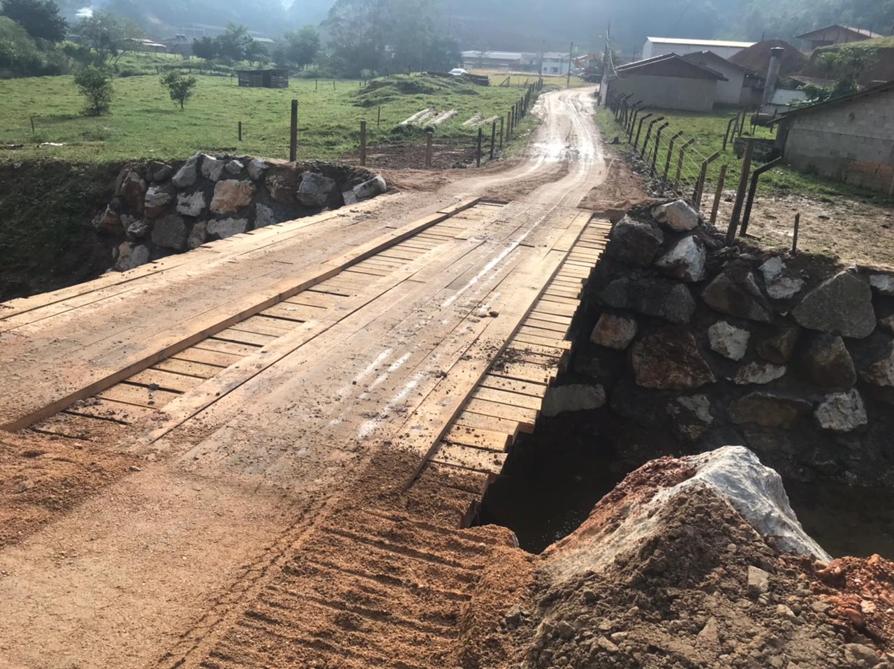Concluída a reconstrução da ponte de madeira entre as ruas Alberto Muller e Sérgio Marques