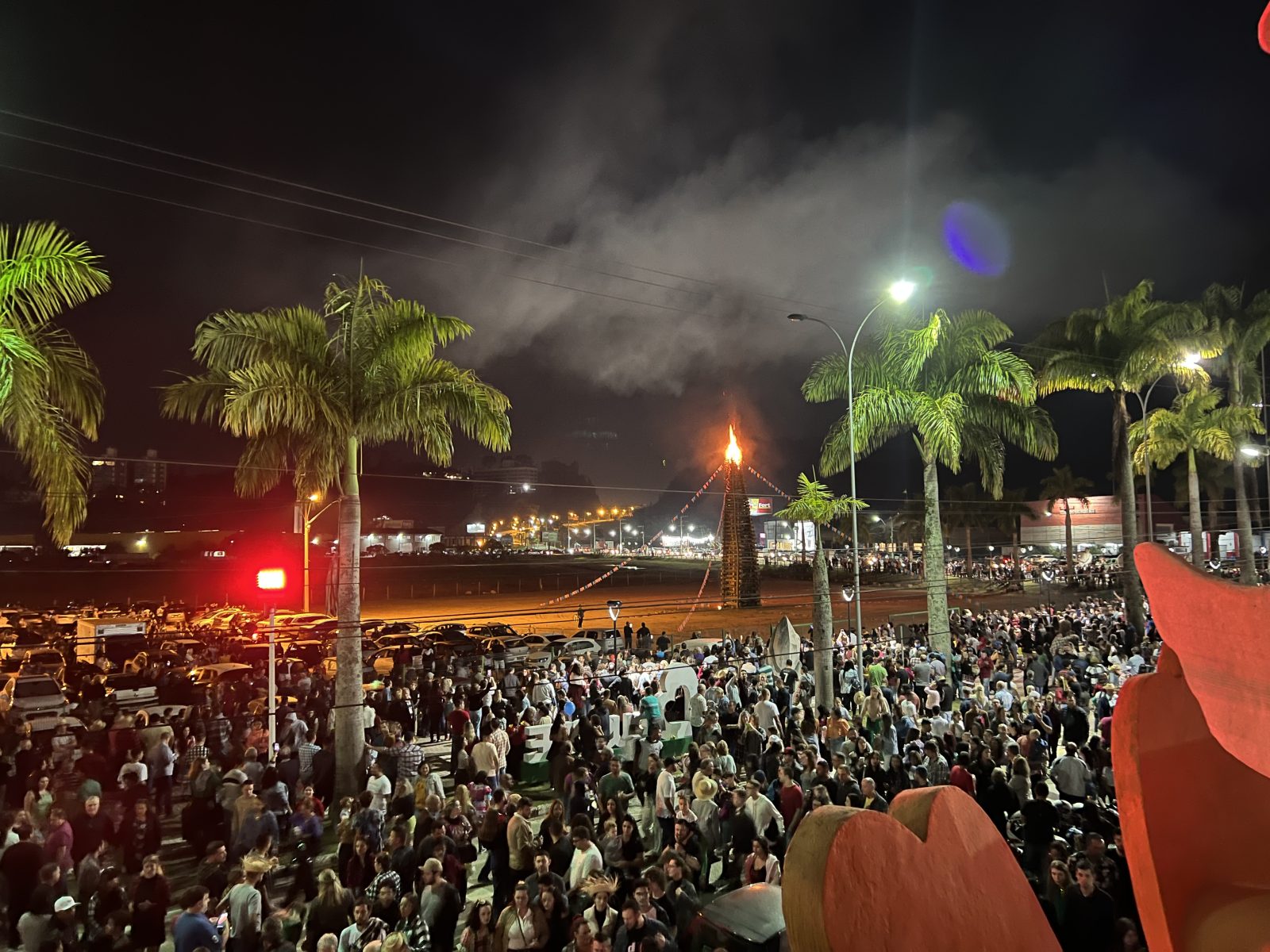 Segundo dia de Arraiá Solidário é marcado pelo show de fogos e acendimento da Fogueira Gigante