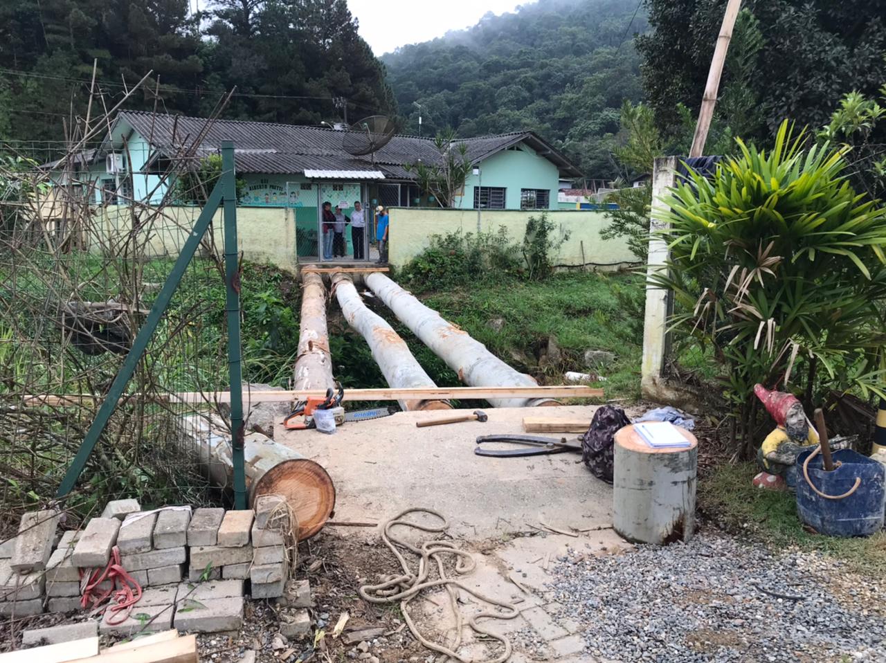 Secretaria de Obras inicia construção da passarela entre a Escola e o CEI Alberto Pretti