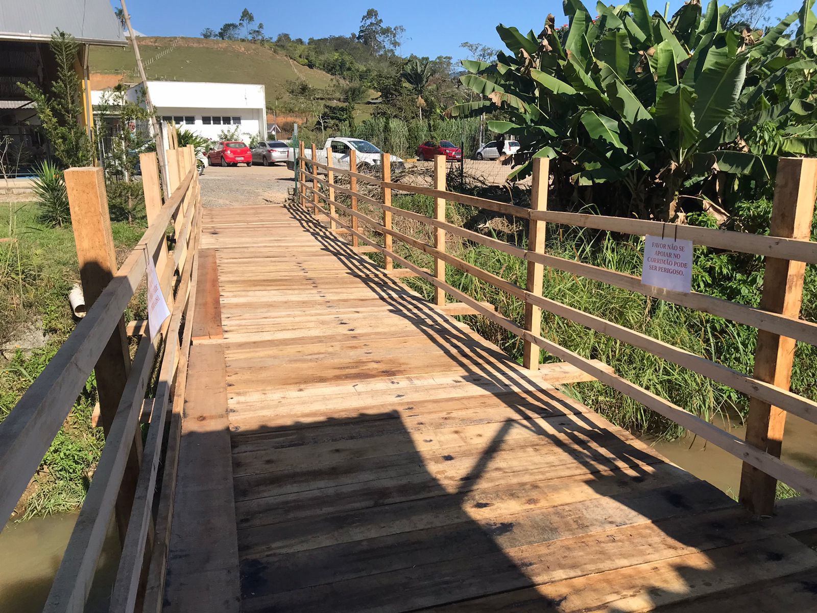Concluída a passarela de madeira entre a Escola e o CEI Alberto Pretti, no bairro Limeira