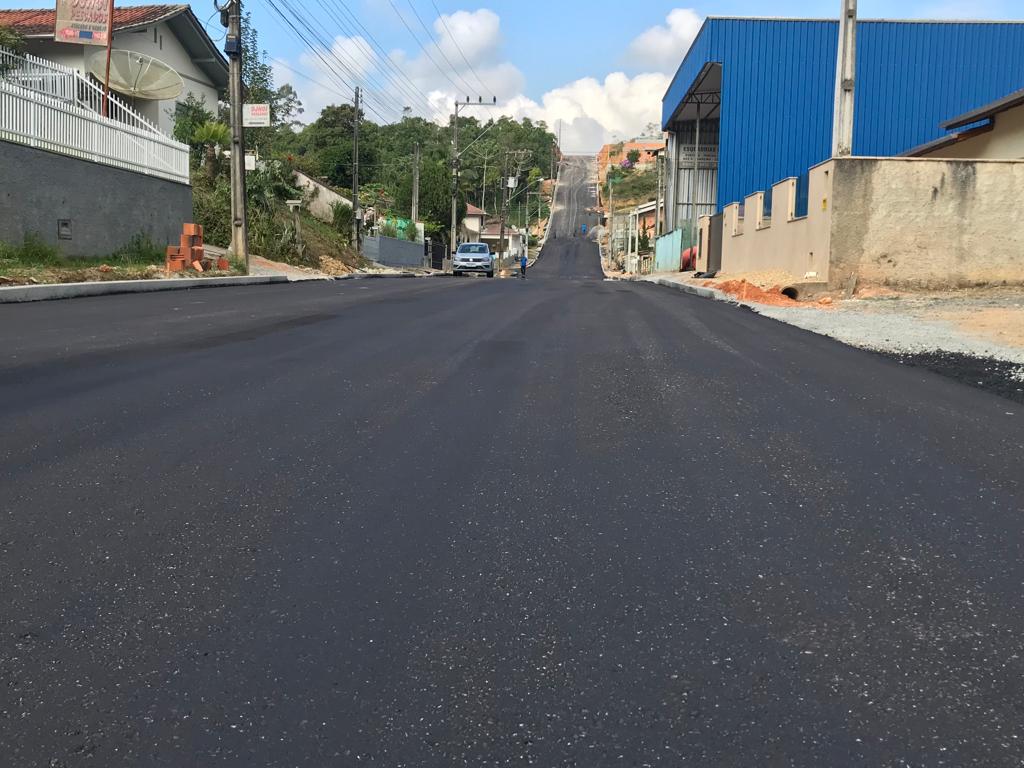 Secretaria de Obras finaliza a pavimentação asfáltica da rua Expedicionário Benjamin Decker