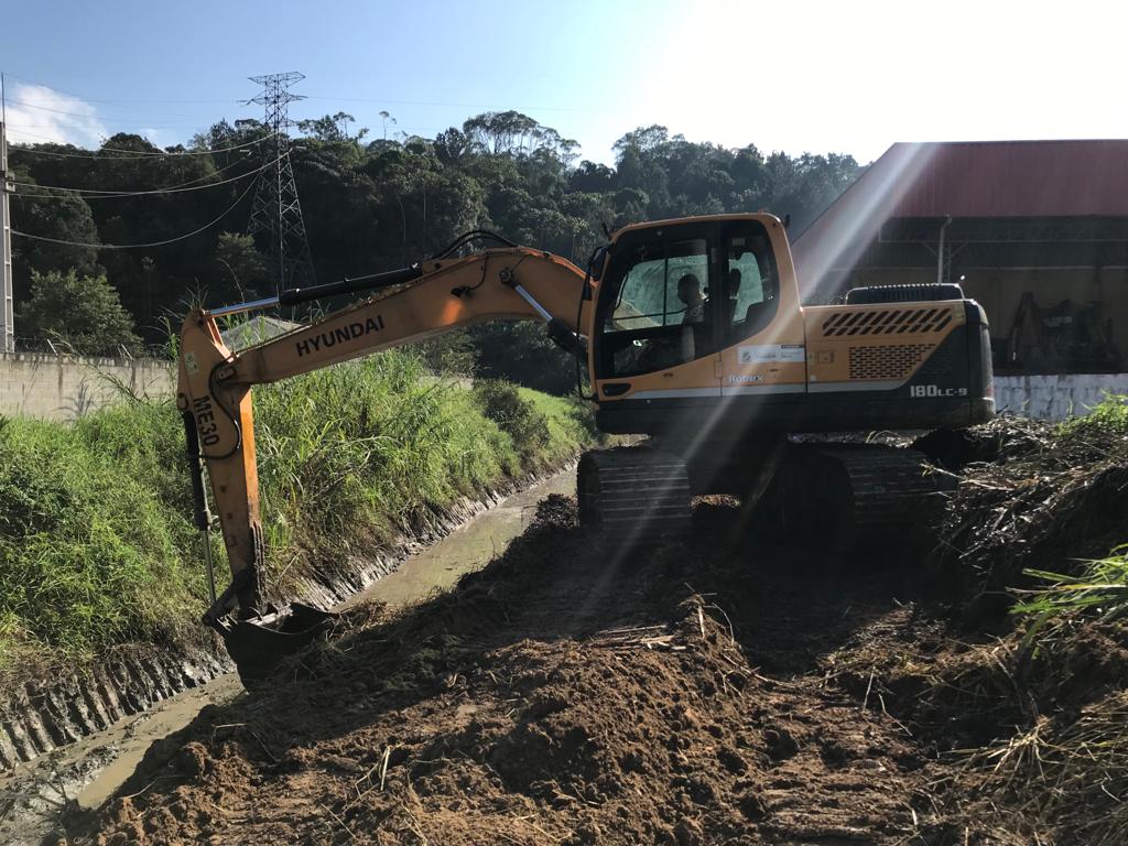 Secretaria de Obras realiza limpeza de vala na rua São Pedro