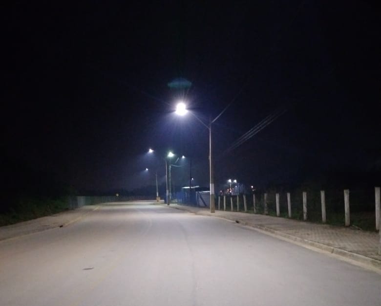 Trecho da rua Abrão de Souza e Silva recebe nova iluminação