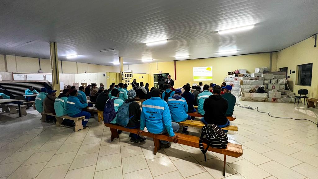 Obras: equipe de tubulação passa por palestra sobre segurança no trabalho