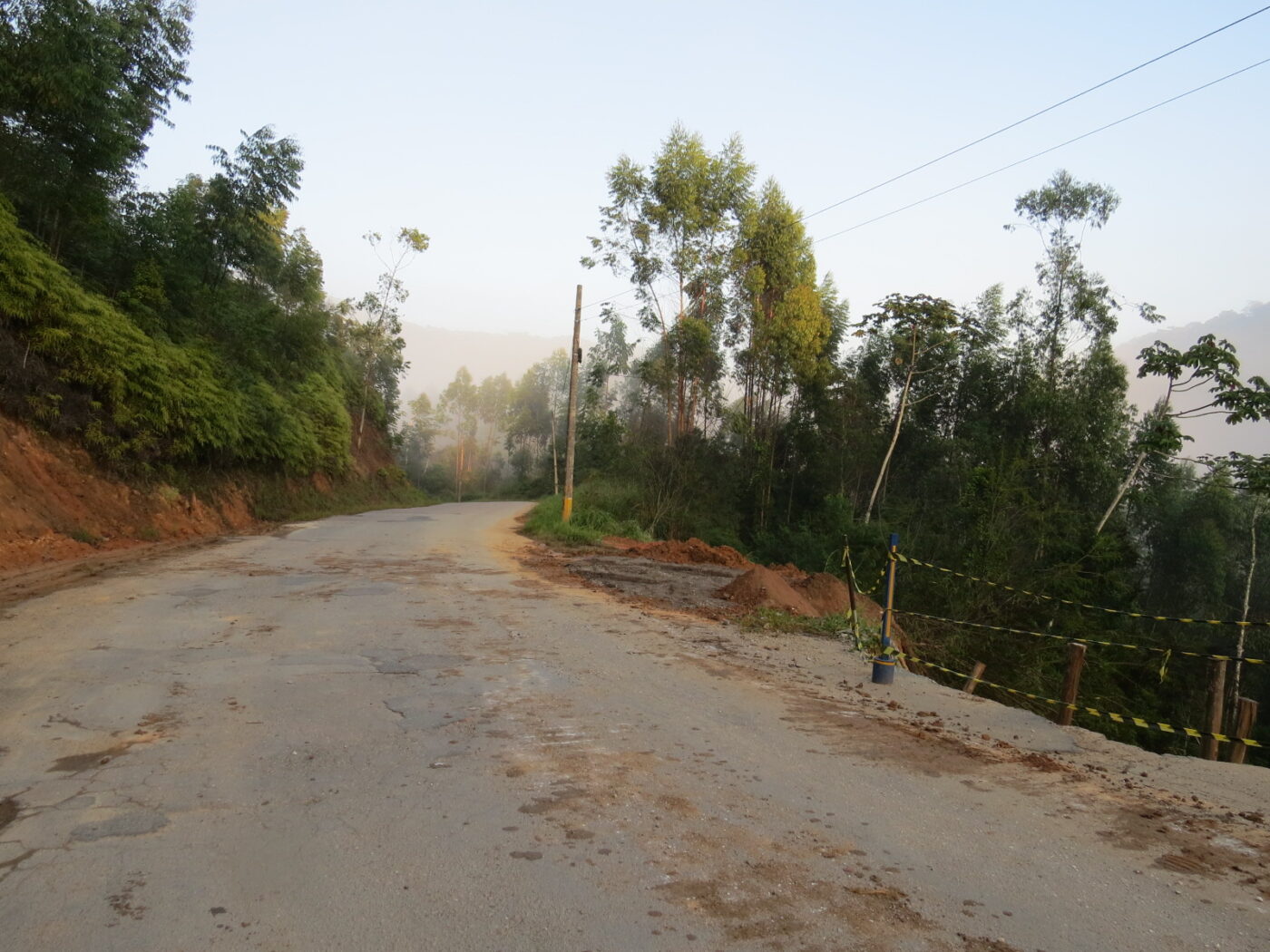 Secretaria de Obras segue o trabalho de enrocamento na rua Monsenhor Valentim Loch