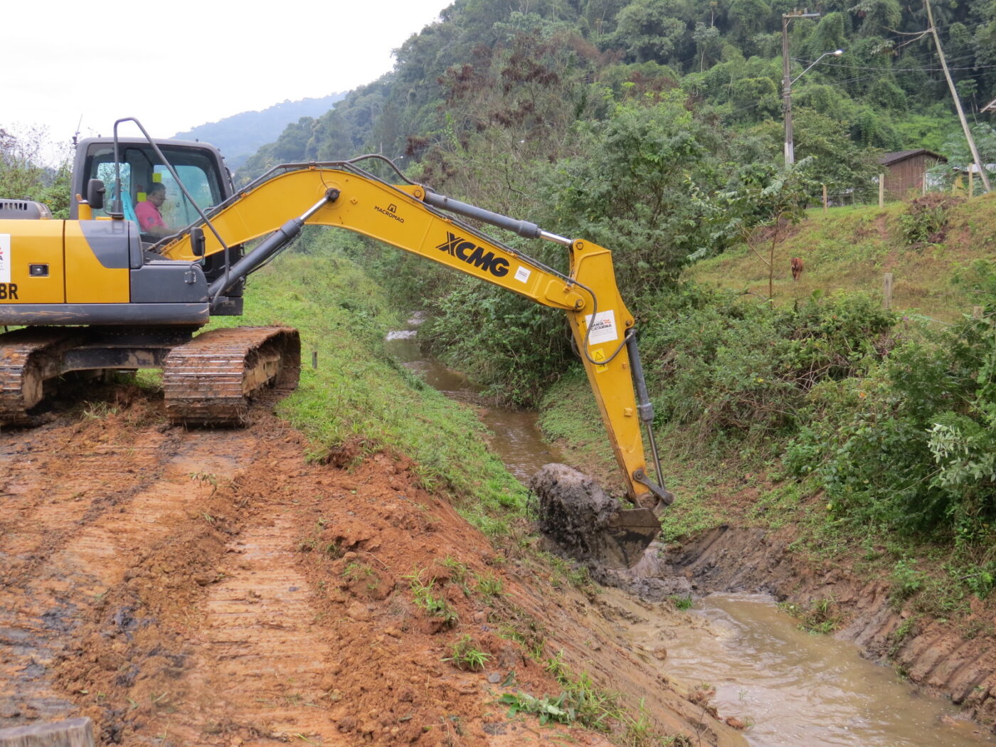 Secretaria de Obras e Serviços Urbanos intensifica trabalho de limpeza e desassoreamento de valas