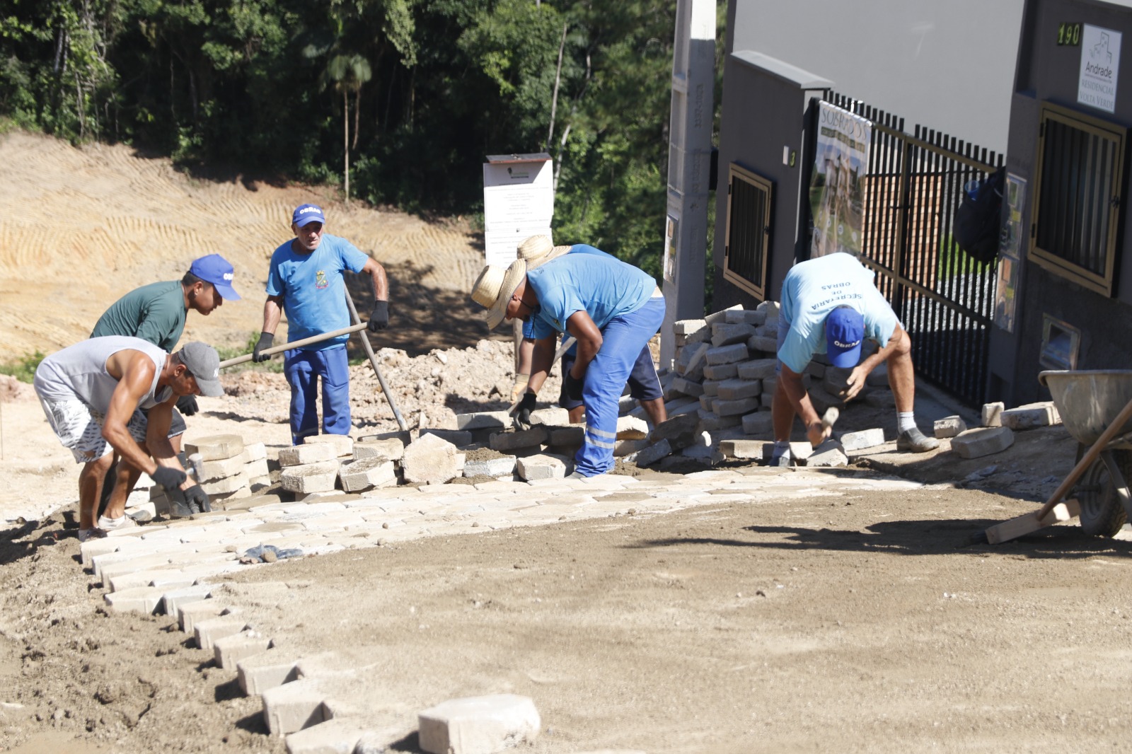 Secretaria de Obras realiza conserto de calçamento por diferentes bairros da cidade