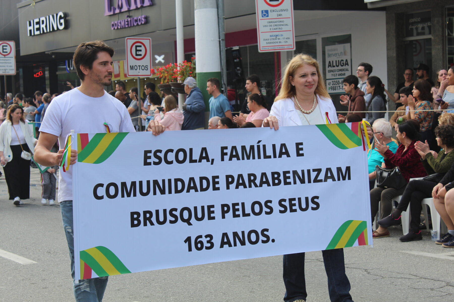 Brusque 163 anos: aproximadamente 3500 pessoas desfilaram na avenida Cônsul Carlos Renaux
