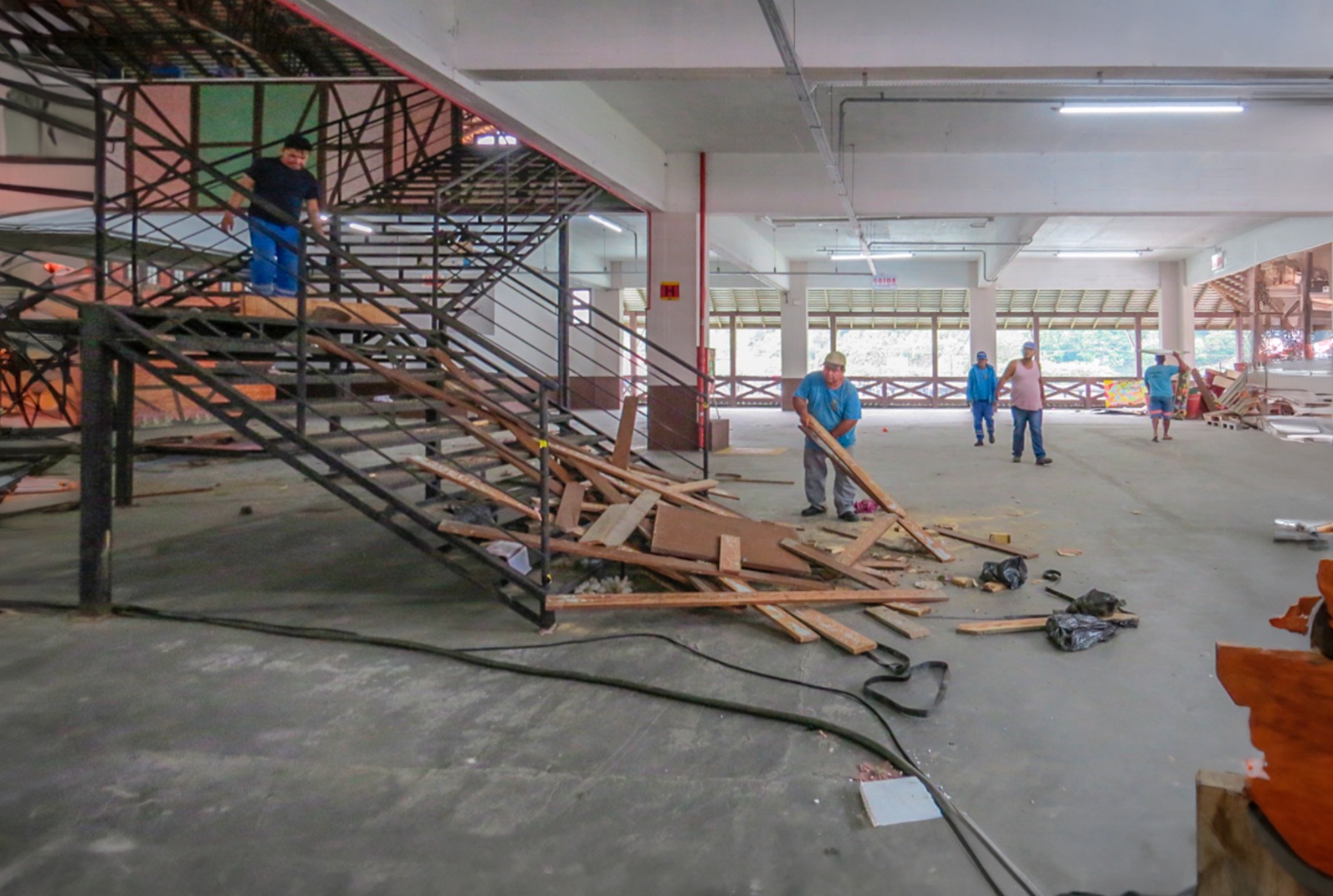 Equipes da Secretaria de Obras trabalham na manutenção do pavilhão da Fenarreco e da Arena Brusque