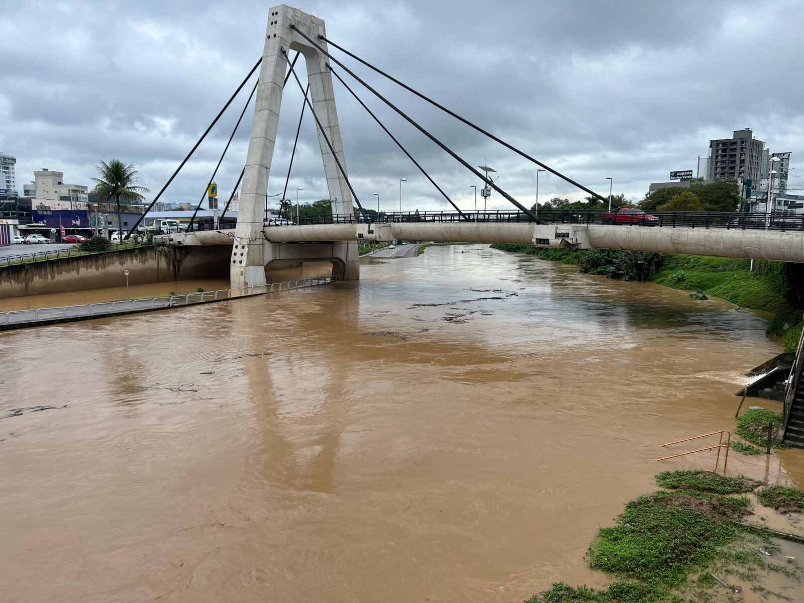 Rio Itajaí Mirim sai da calha em Brusque