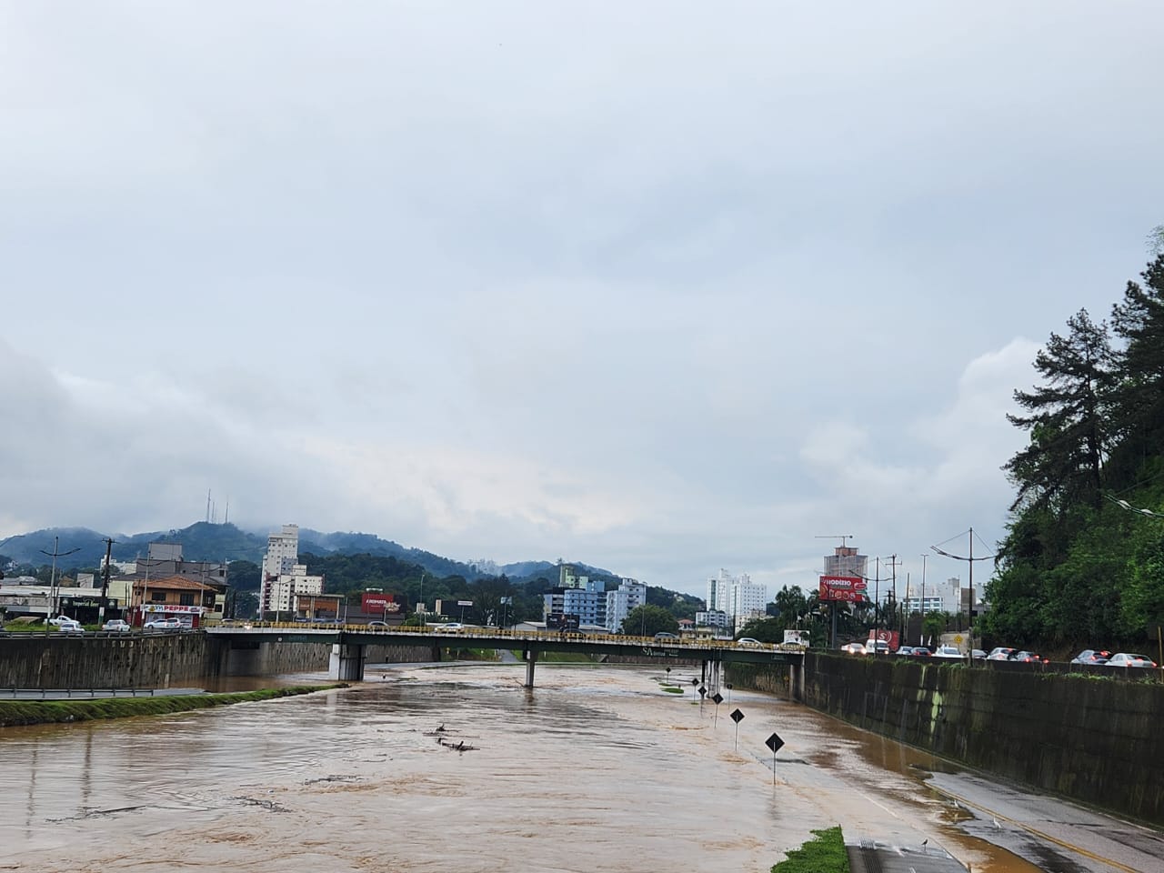 Quatro pessoas estão desabrigadas e cinco desalojadas em Brusque