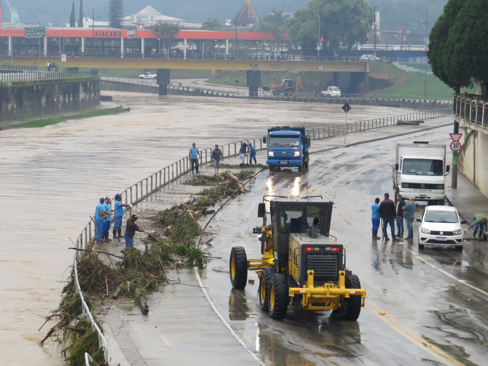 Secretaria de Obras intensifica trabalhos de limpeza na Beira Rio, após fortes chuvas