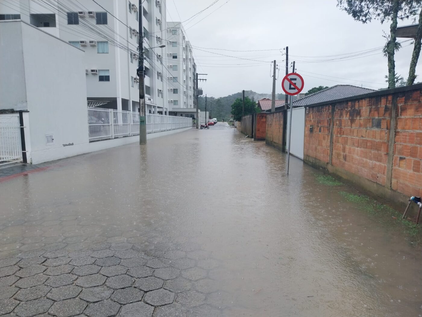 Serra do Moura encontra-se bloqueada após queda de barreiras