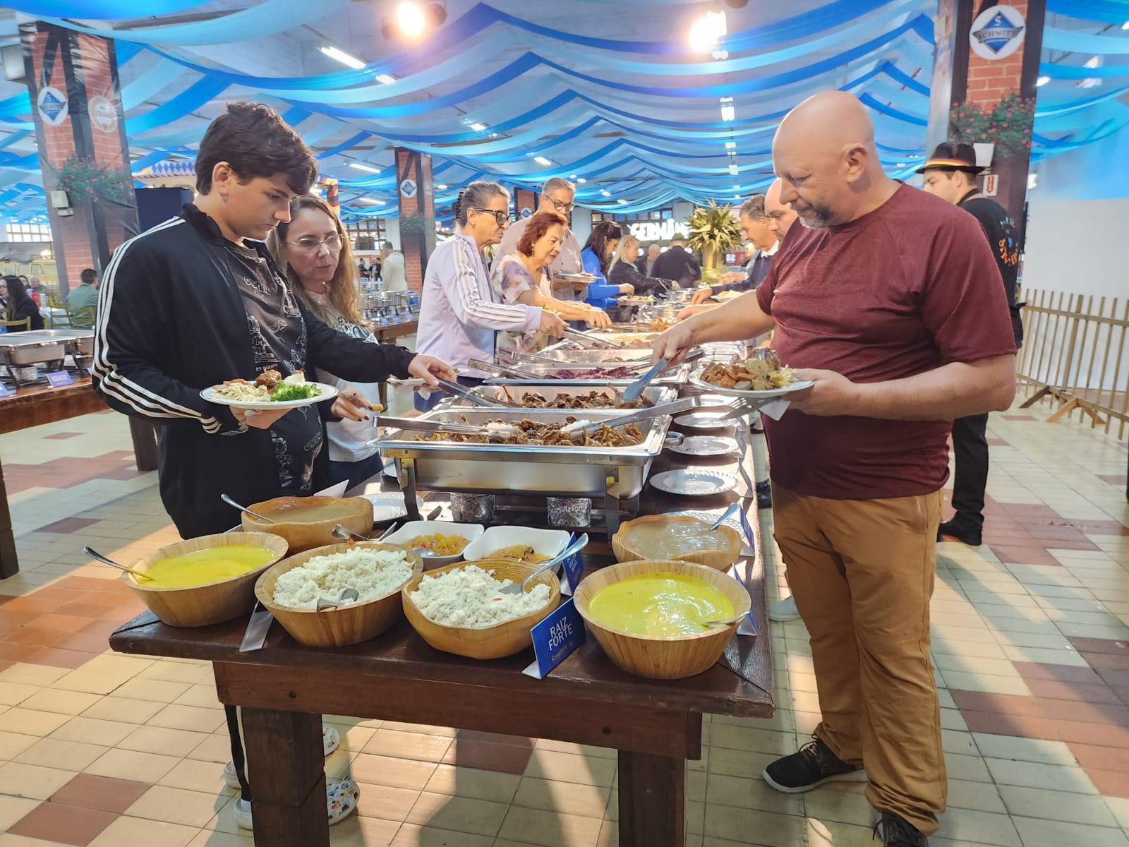 Gastronomia típica atrai milhares de pessoas em sábado de Fenarreco
