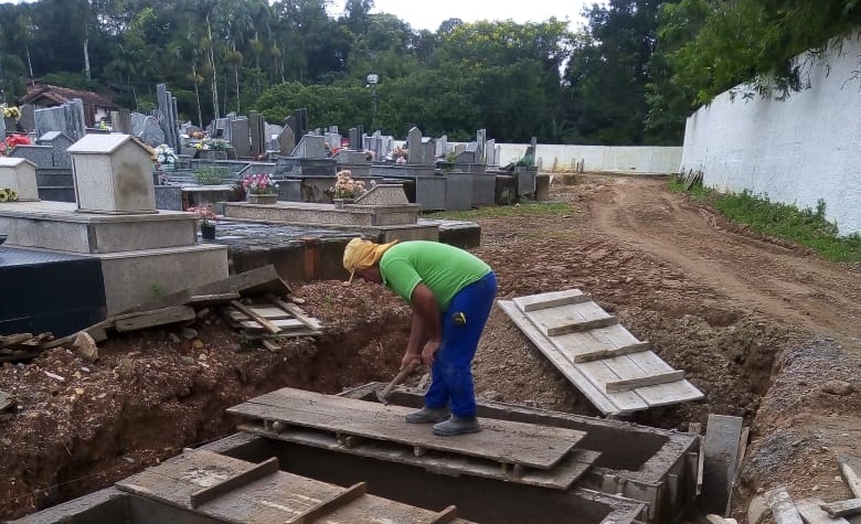 Secretaria de Obras intensifica trabalhos no cemitério Parque da Saudade