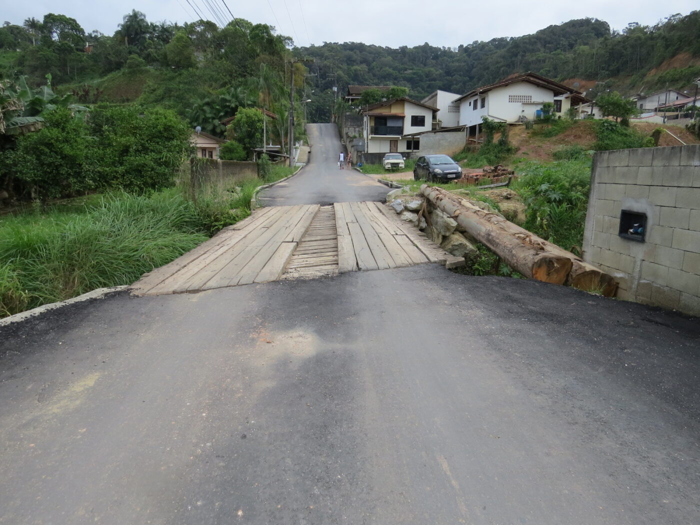 Ponte da rua Onildo Zirke, no bairro Águas Claras, passa por manutenção