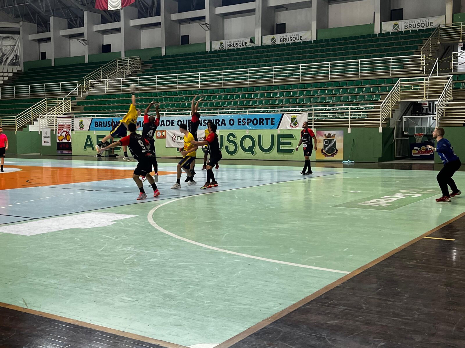 Regional dos JASC: handebol de Brusque começa campanha com uma vitória e uma derrota