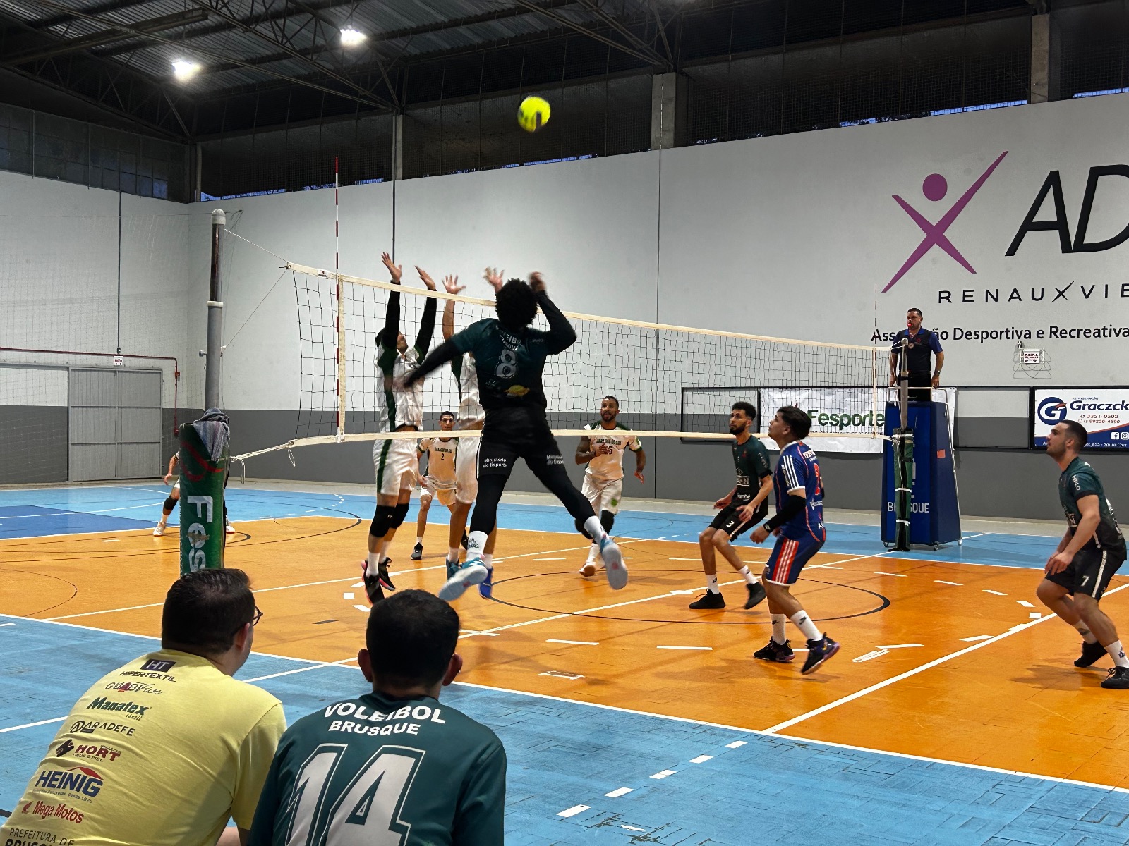 Após vencer na estreia, vôlei perde para Jaraguá do Sul na regional dos JASC