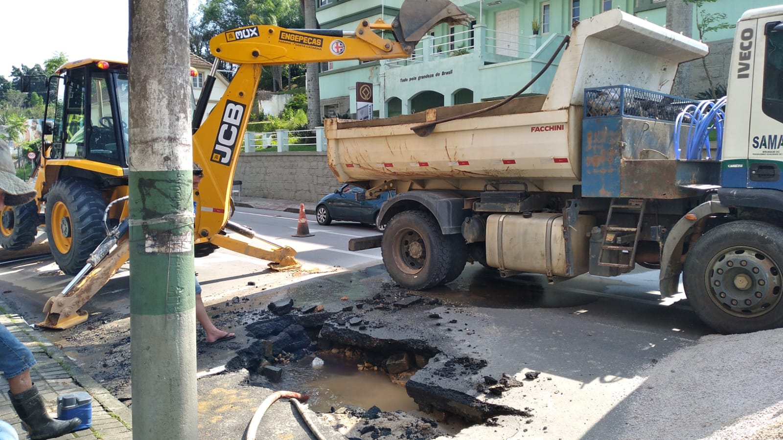 Samae informa rompimento de rede 250 mm na rua Felipe Schmidt