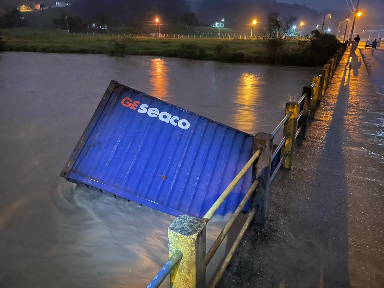 Contêiner à deriva no Rio Itajaí-Mirim atinge diversas pontes em Brusque