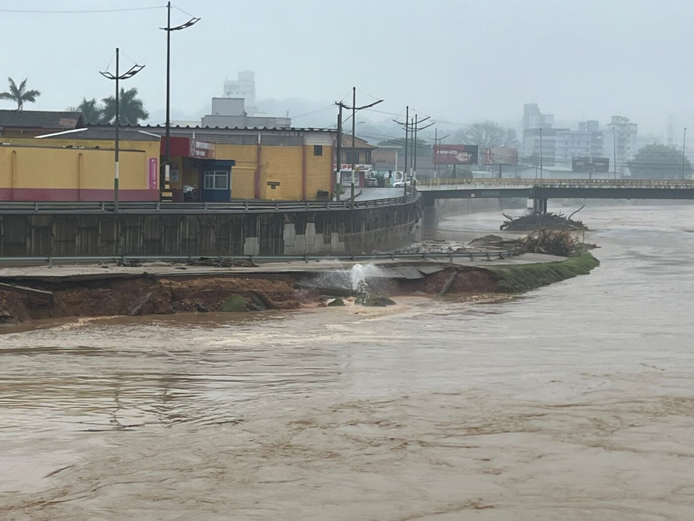 Samae comunica rompimento de adutora de água tratada de 400mm da Av. Beira Rio