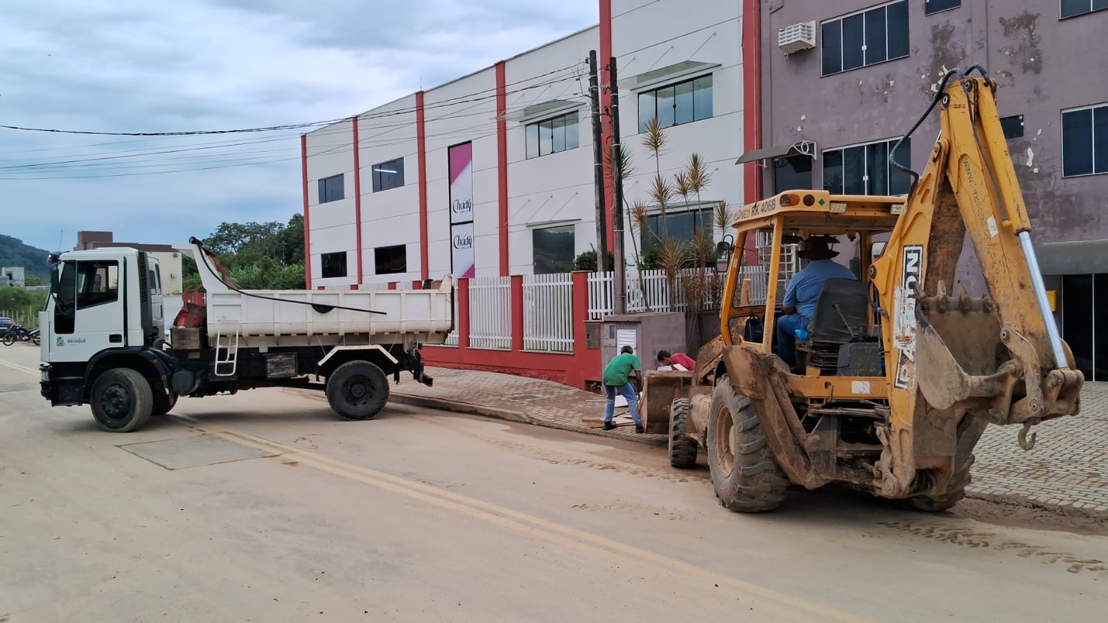 Secretaria de Obras inicia limpeza nos bairros da cidade