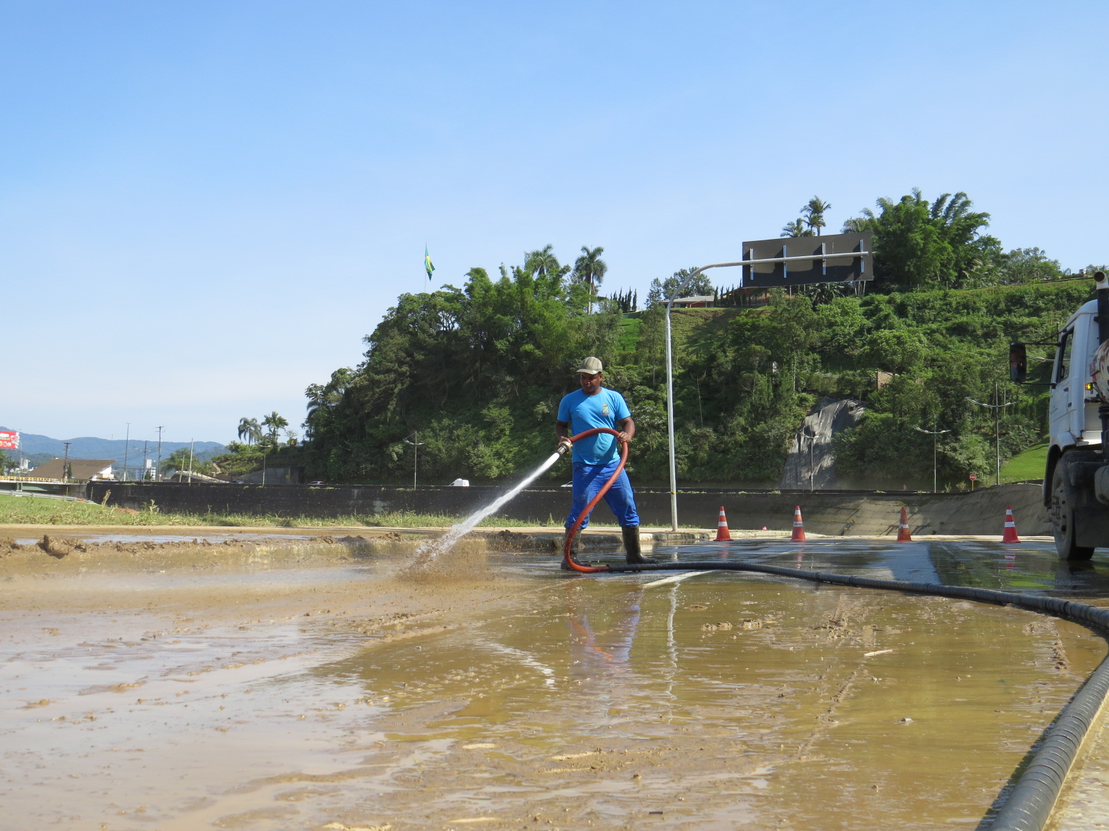 Equipes da Secretaria de Obras seguem com o trabalho de limpeza nas duas margens da avenida Beira Rio