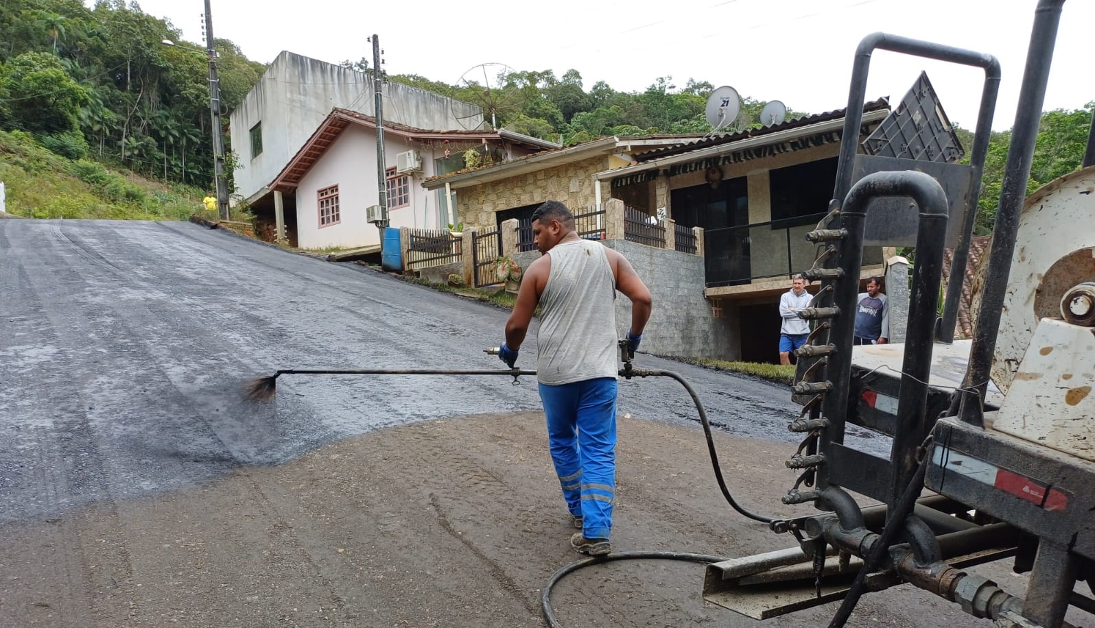 Rua 24 de Julho, na Limeira, recebe manutenção com material de fresagem