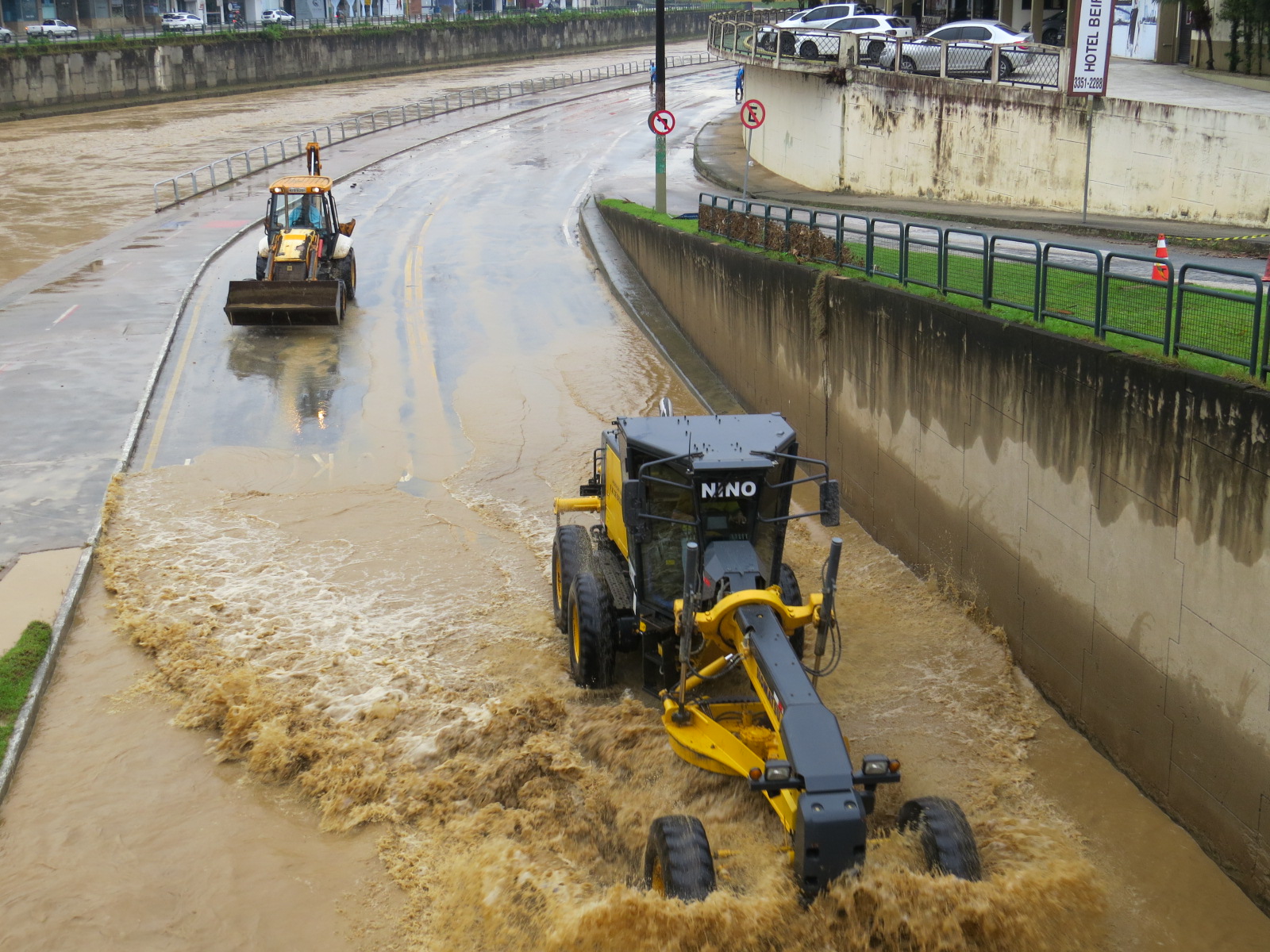 Secretaria de Obras realiza limpeza da avenida Beira Rio após chuvas