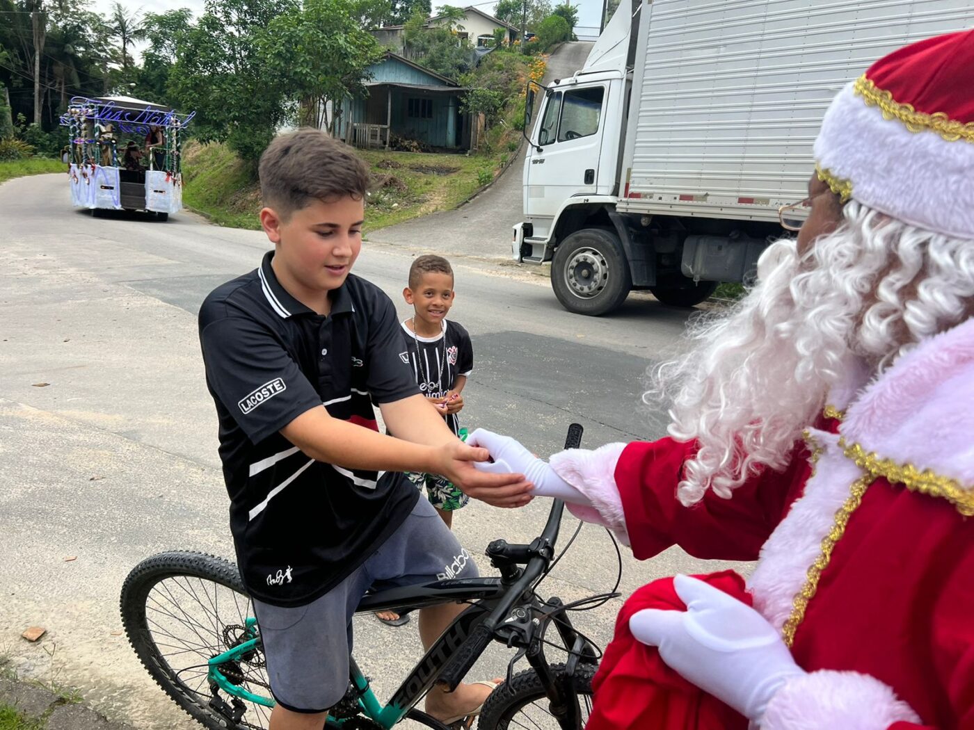 Brusque inicia celebrações natalinas com Jabiraca do Papai Noel pelos Bairros