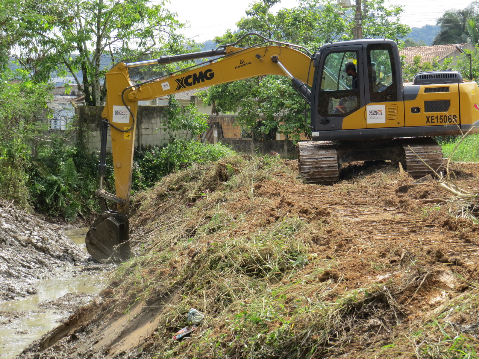 Secretaria de Obras realiza ação de limpeza de valas no município